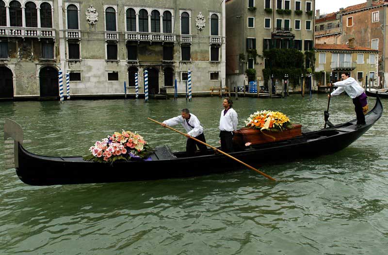 Funerali in gondola a Venezia. Una tradizione tra storia e arte.