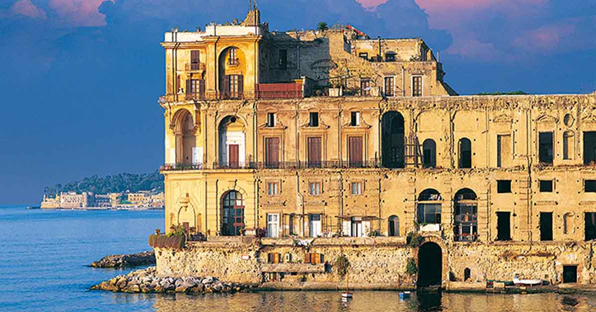 Palazzo Donn’Anna: leggende e fantasmi nel cuore di Napoli.