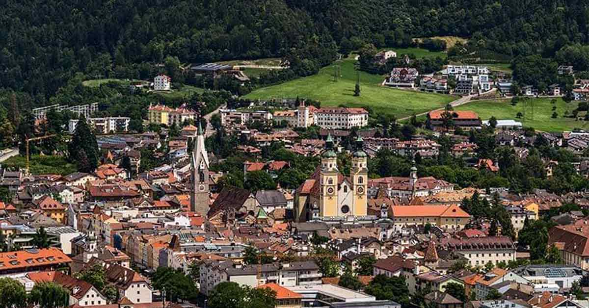 Bressanone: agenzia di pompe funebri devastata a colpi di mazza.