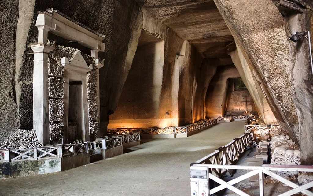 Il cimitero delle Fontanelle di Napoli: storia, misteri e leggende.