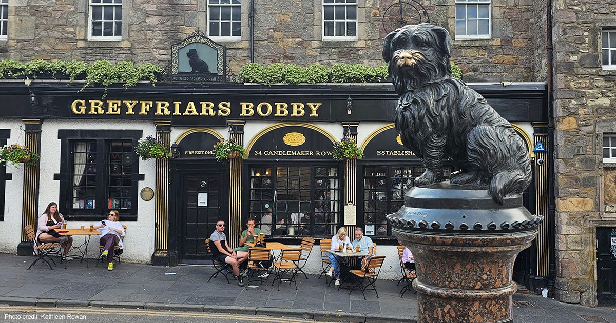 Greyfriars Bobby: la tomba del cane più fedele di Scozia.