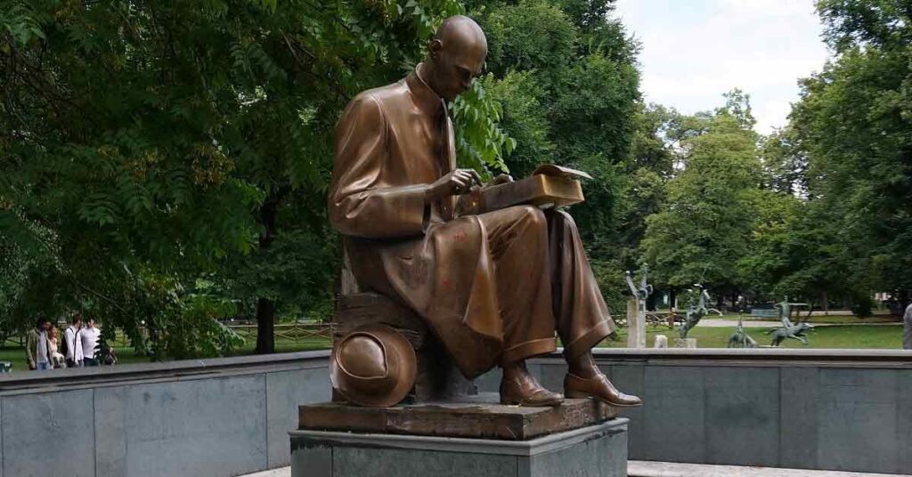 Indro Montanelli scultura Indro Montanelli scultura